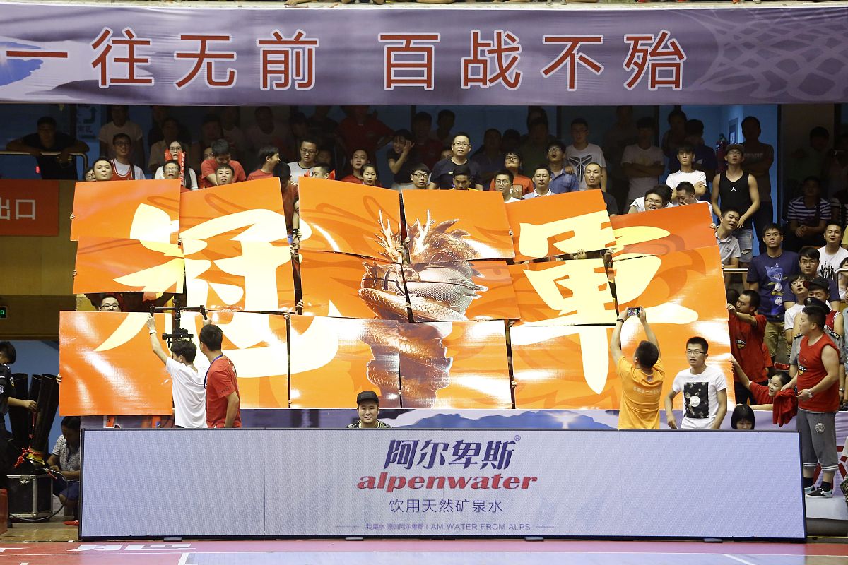 紧张角逐乏力，球队备战不懈，追求胜利的简单介绍
