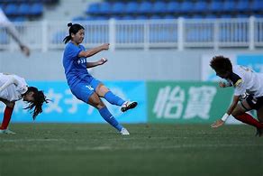 千钧一发的足球决胜场，女球员勇夺头筹的简单介绍